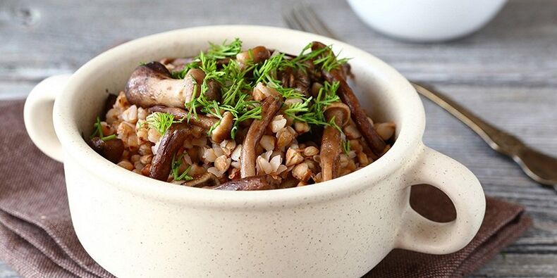 健康饮食菜单中的午餐为蘑菇荞麦粥